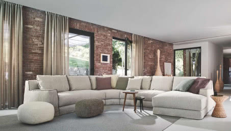 Stara cegła na ścianie w salonie, kuchni, sypialni. Jak ją układać? Inspiracje!