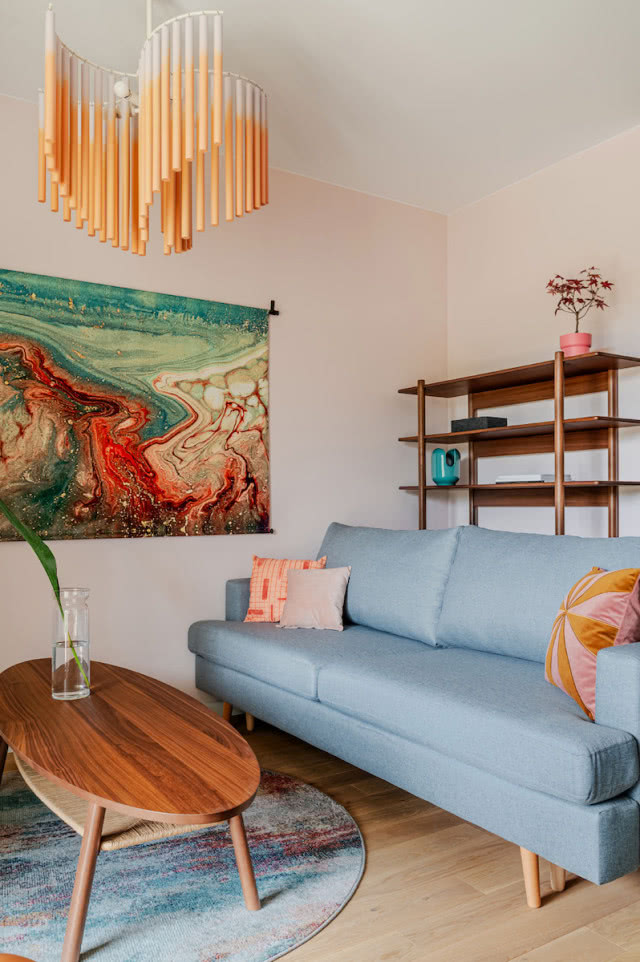 kanapa w salonie w stylu lat 60.