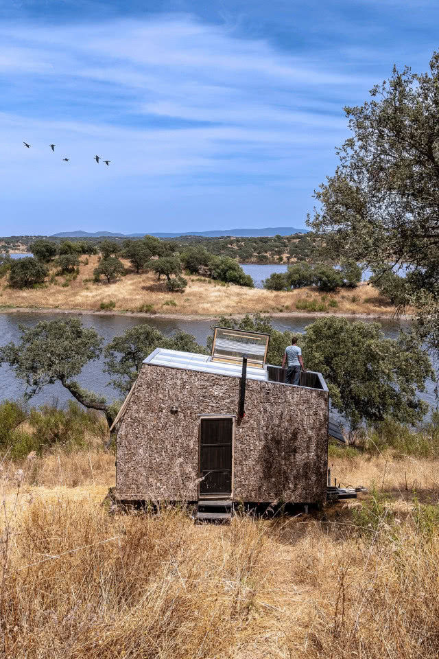 mężczyzna stoi na dachu, widok z lotu ptaka