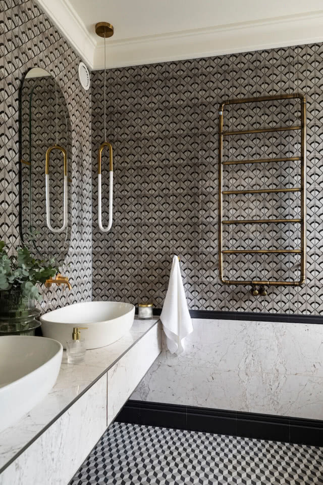 geometryczne posadzki w stylu art déco w łazience