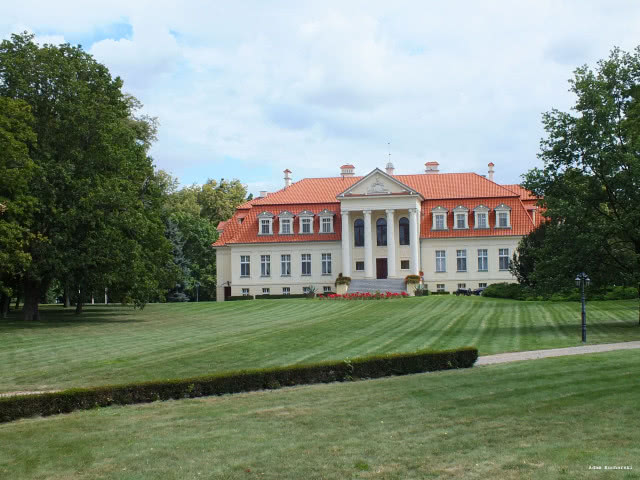 Neoklasycystyczny dwór w Winnej Górze