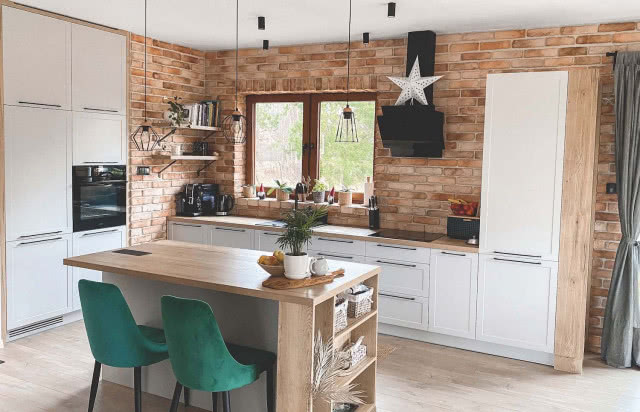 cegła na ścianie w kuchni