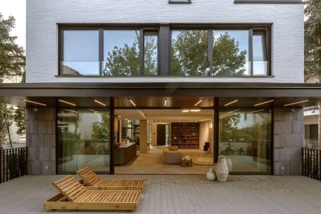 duże okna w salonie 