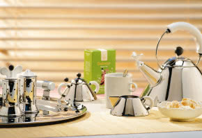 Tea Rex 9093
Czajnik ze stali nierdzewnej i tworzywa sztucznego, 22 x 22,5 cm, poj. 1,4 l, projekt Michael Graves, Alessi, FABRYKA FORM