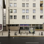 W najwęższym domu świata chodzi się głównie...