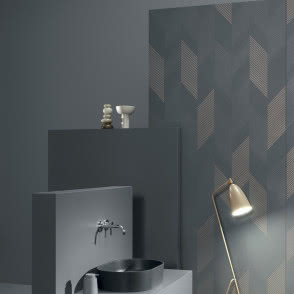 łazienka w kolorze grafitowym, wanna wolnostojąca, umywalka nablatowa, bateria podtynkowa, puf, koc, oświetlenie podłogowe