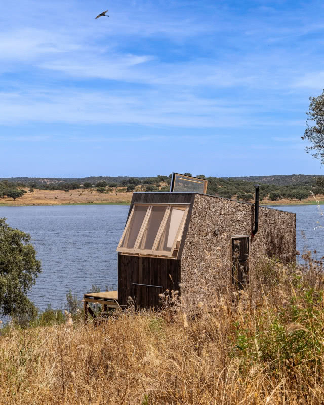 trzeci dom ma trzy prostokątne okna na krótszej ścianie domu