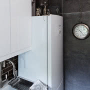 W gabinecie motyw twarzy kobiecej Fornasettiego...