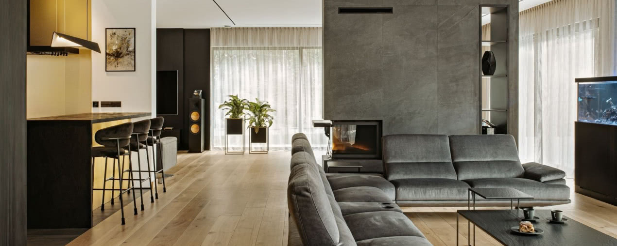 Złoto na tle czerni. Minimalistyczne wnętrza domu na Śląsku