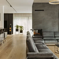 Złoto na tle czerni. Minimalistyczne wnętrza domu na Śląsku