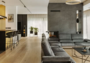 Złoto na tle czerni. Minimalistyczne wnętrza domu na Śląsku