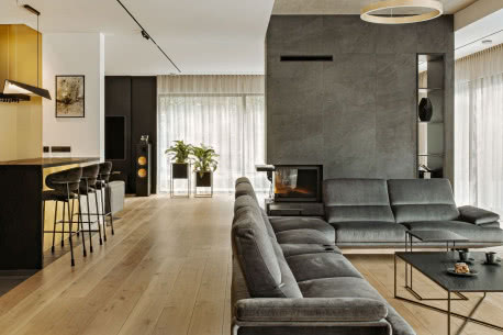 Złoto na tle czerni. Minimalistyczne wnętrza domu na Śląsku