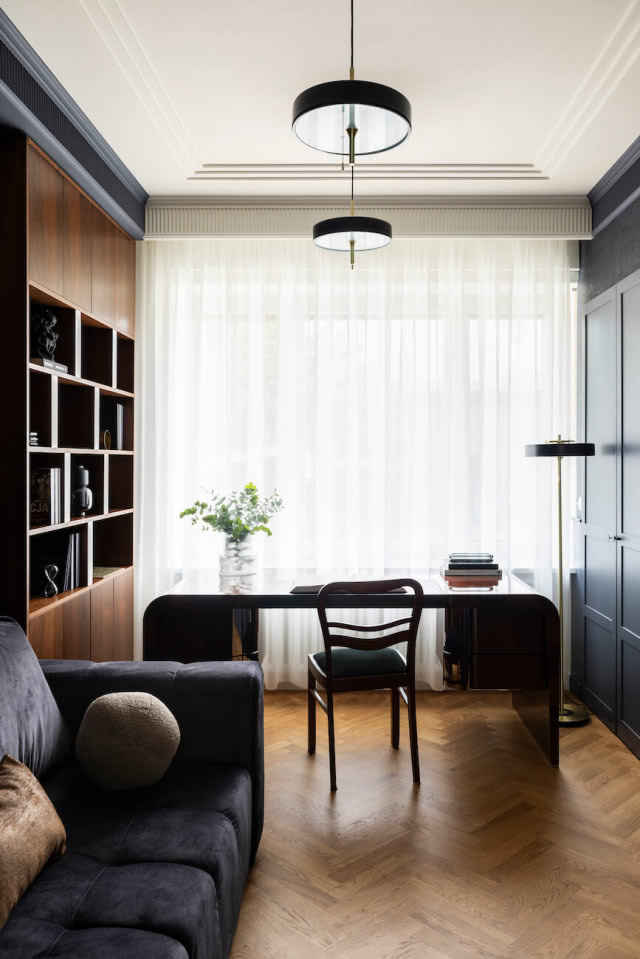 gabinet w domu granatowe ściany