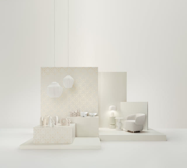 płytki w kolorze białym z dodatkami złota, dekoracje, fotel, stolik, oświetlenie sufitowe i biurkowe