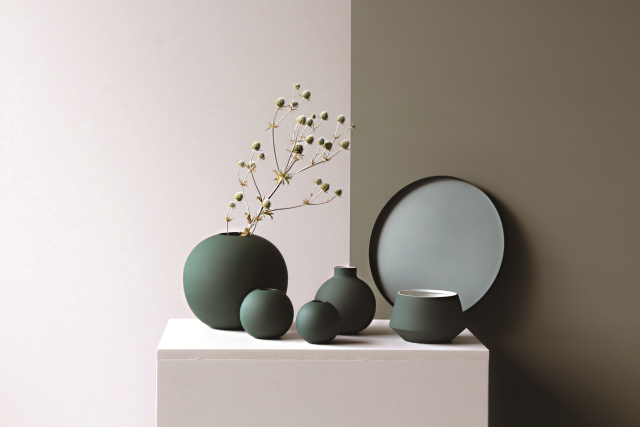 Minimalistyczne dodatki w kolorze butelkowej zieleni