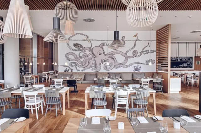 restauracja z drewnianymi lampami