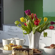 Kolory wnętrz - szarość i barwne akcenty