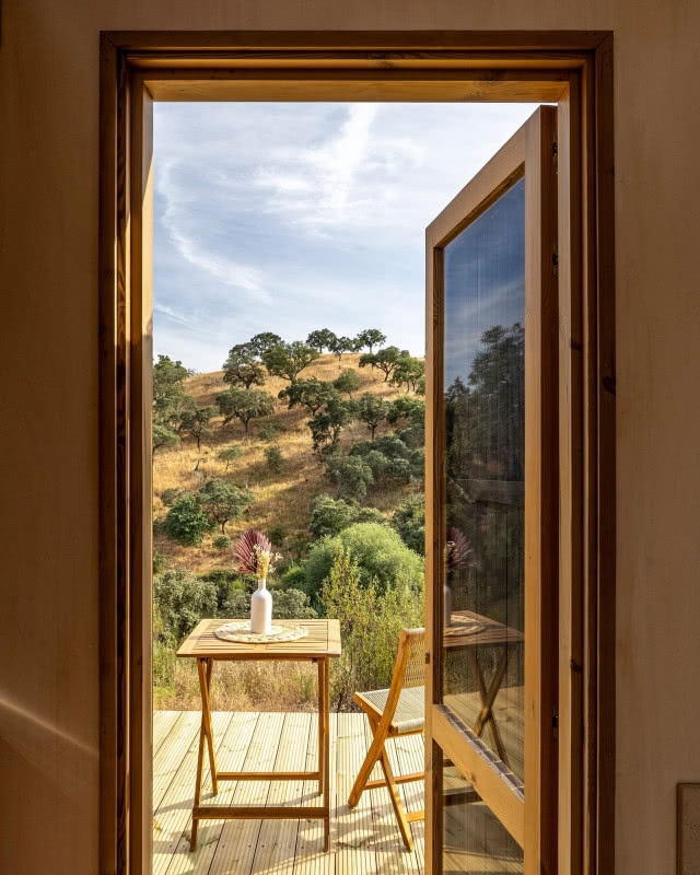 wyjście, w tle góra, na pierwszym planie stolik