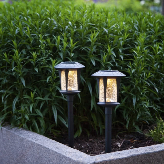 Lampę słupek można kupić w sklepie Amled.