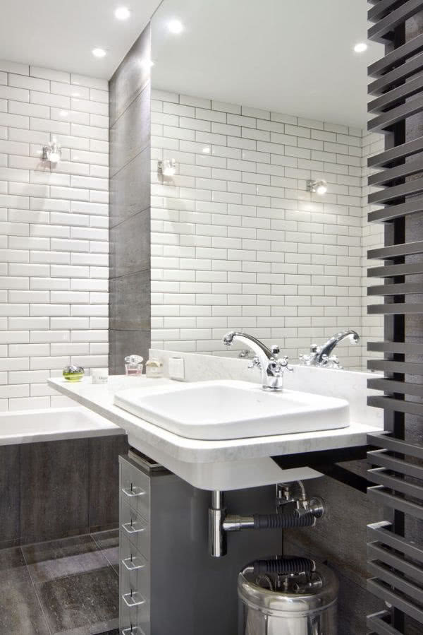 Industrialny styl łazience nadają kultowe białe...