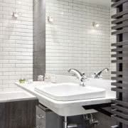 Industrialny styl łazience nadają kultowe białe...