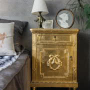 W gabinecie motyw twarzy kobiecej Fornasettiego...