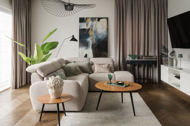 narożnik, stolik kawowy, toaletka, adapter, dywan, obraz, telewizor, kwiaty zielone w doniczce, zasłony