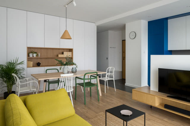 żółta kanapa i krzesła patyczaki kolorowe