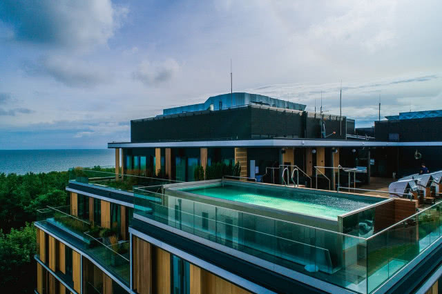 basen infinity na dachu