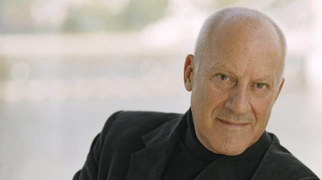 mężczyzna ubrany na czarno