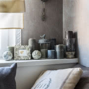 W gabinecie motyw twarzy kobiecej Fornasettiego...