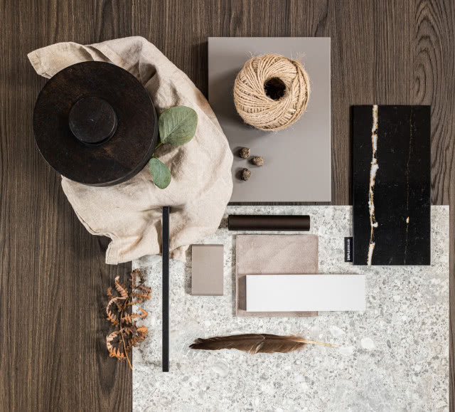 ciemny drewniany blat kuchenny, worek, kłębek nici, marmurowy front kuchenny, ciemno brązowy uchwyt do frontów kuchennych