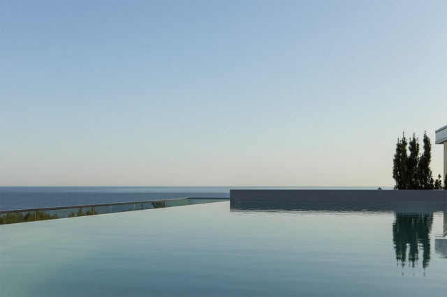 basen infinity zlewa się z horyzontem