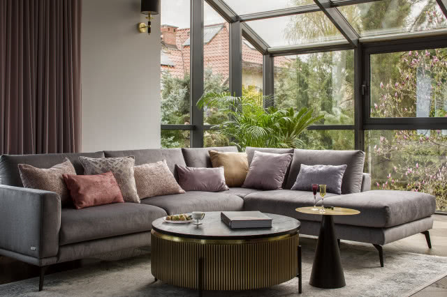 Salon ze szklaną oranżerią