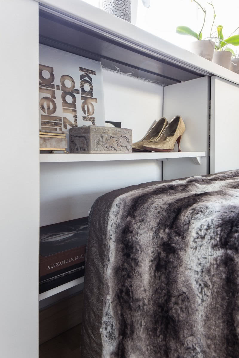 Zabudowa meblowa pod parapetem sypialni to...