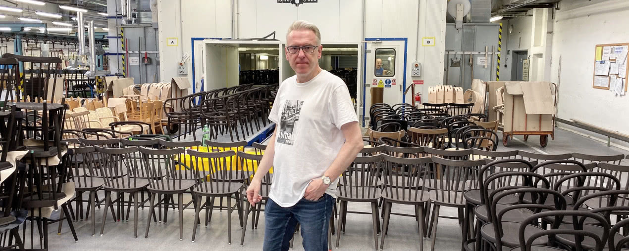 Mariusz Szczygieł z wizytą w fabryce mebli TON
