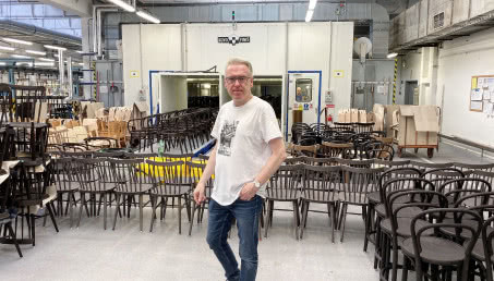 Mariusz Szczygieł z wizytą w fabryce mebli TON