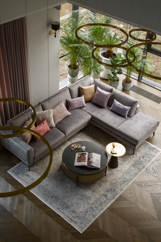 Widok z antresoli na przeszklony salon