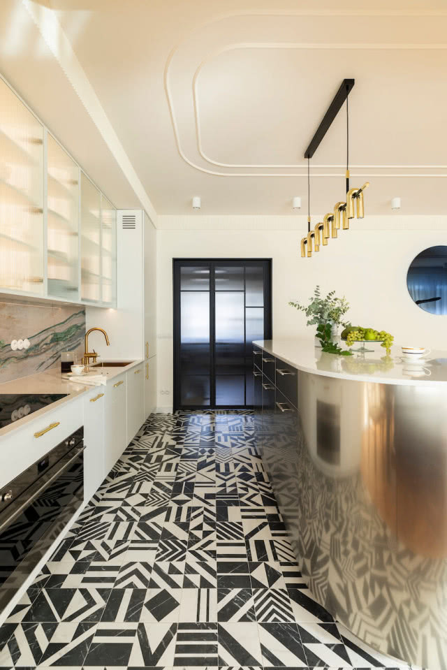 Oryginalny gres czarno-biały podłoga w kuchni w stylu art deco