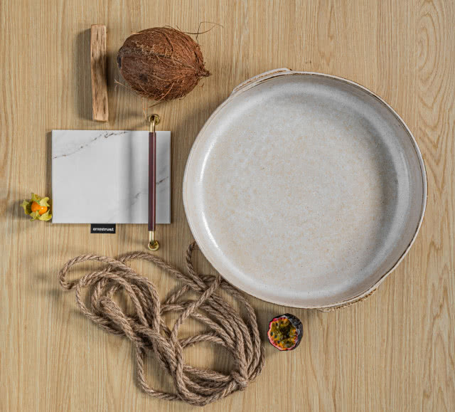 front kuchenny drewniany, kokos, marmurowy blat kuchenny, złoto - brązowy uchwyt do frontów kuchennych, sznurek, garnek