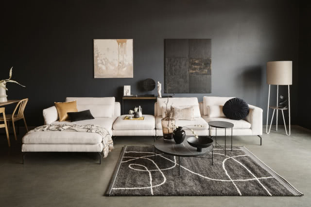 sofa modułowa z funkcją spania, dywan, stoliki kawowe, poduszki ozdobne, wazony, obrazy, krzesła, stół, koc, lampa podłogowa, toaletka