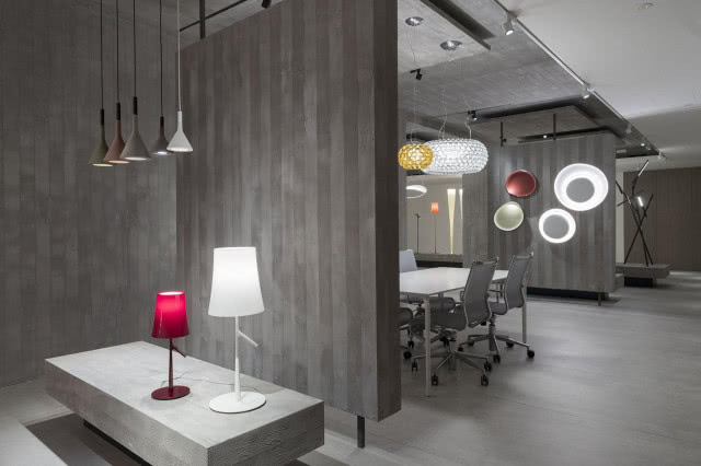 showroom Foscarini wewnątrz - lampy