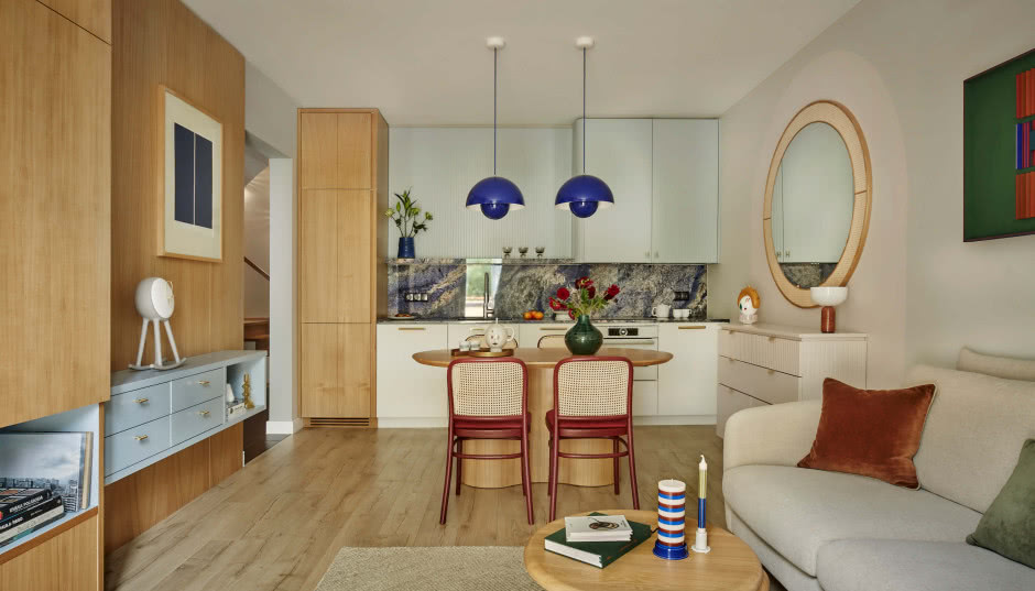 Granat, zieleń i bordo. Trzy kolory w mieszkaniu ze sztuką