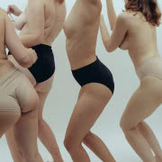 Wystawa nie-śmieci Rita Koralevics curl up, fot....