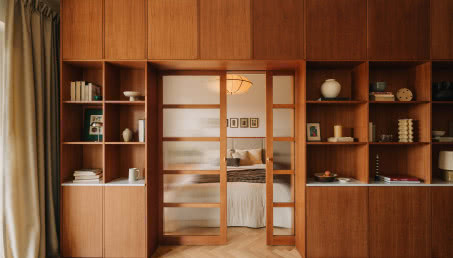 Przytulne mieszkanie z drewnem dębowym w roli głównej