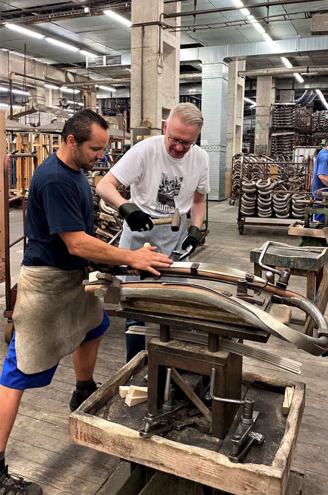 Specjalista historii i kultury Czech, autor bestsellerowych reportaży Mariusz Szczygieł w fabryce mebli TON.