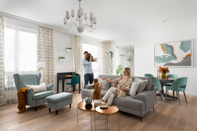 kolorowy salon z szarą kanapą