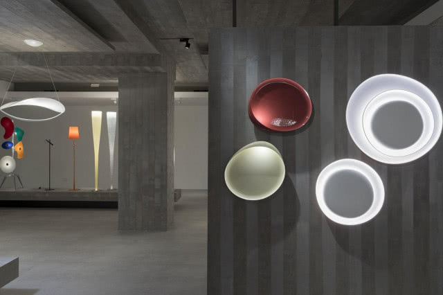 showroom Foscarini wewnątrz - lampy