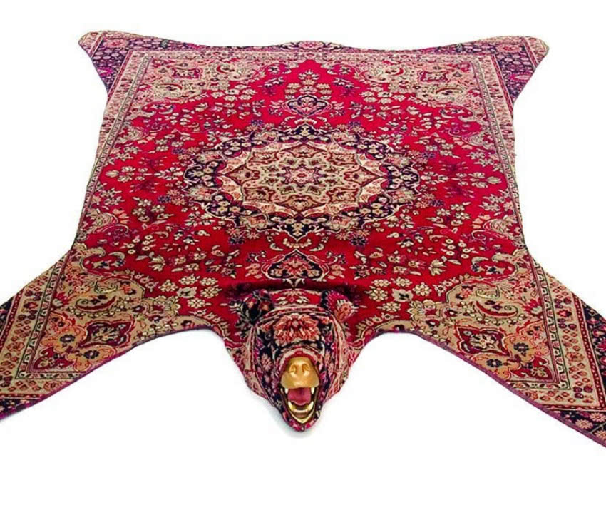 Niedźwiedzia skóra ze starego, uszkodzonego...