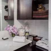 W gabinecie motyw twarzy kobiecej Fornasettiego...